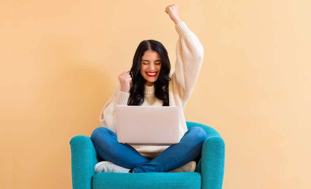 Chica feliz por conseguir empleo