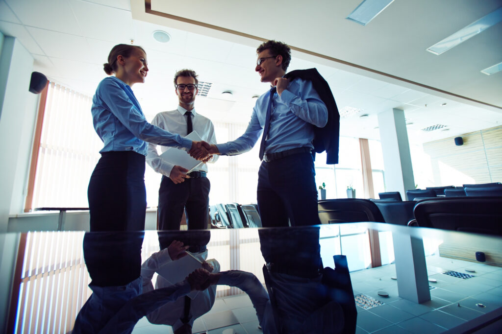 M&A ayuda desde la identificación de oportunidades de compra o venta hasta el diseño de estrategias para maximizar el valor de los accionistas.